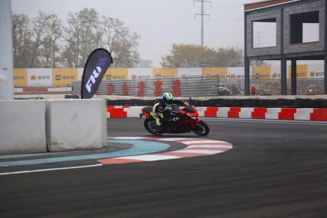 最便宜的双缸250仿赛,250双缸仿赛单摇臂