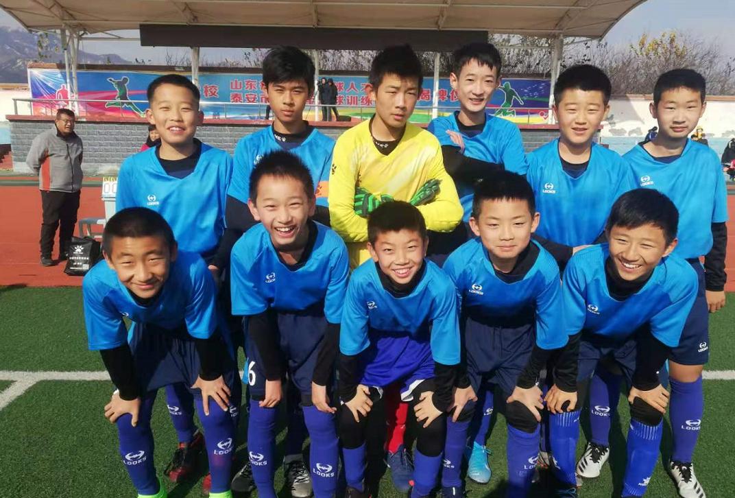 泰山足球小将丨初中组新泰教体队少赛1场，仍高居B组榜首