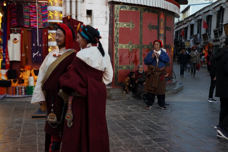 拉萨：丁真最想去的城市冬天是怎样的？