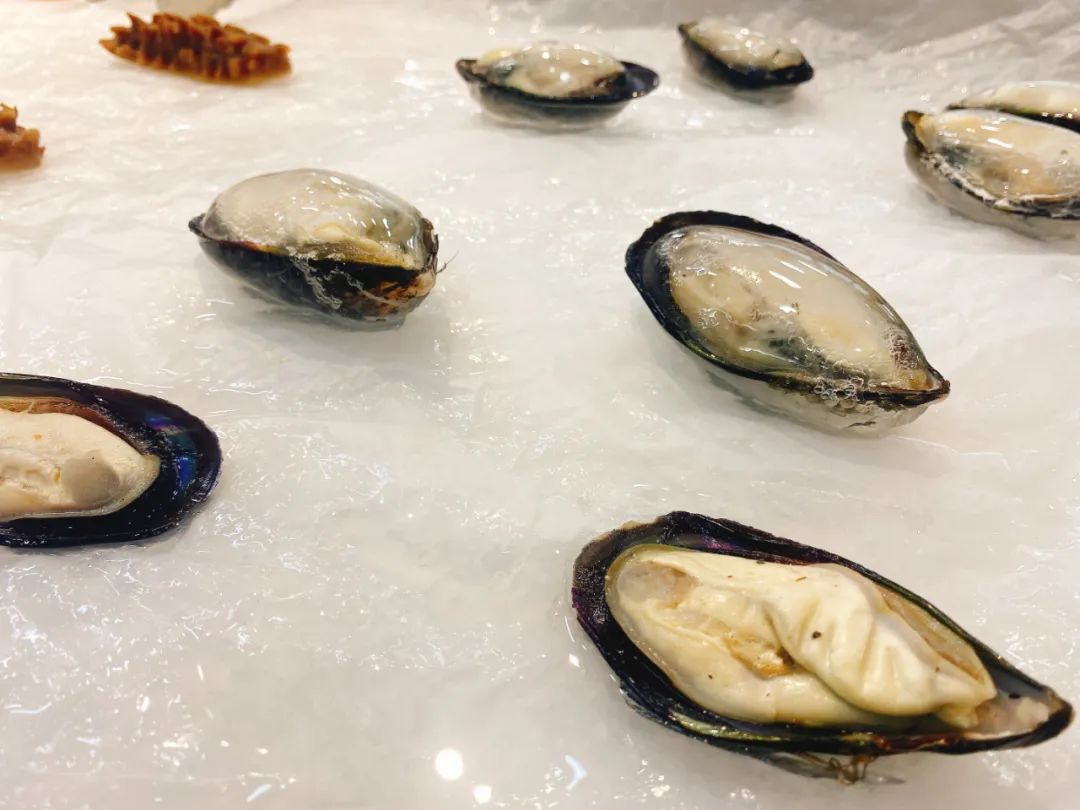 卢氏汉釜宫：海鲜、烤肉、小吃...通通不限量！豪横自助来啦！39.9元购汉釜宫单人自助餐，海鲜、烧烤、牛排、甜点...都是你的！