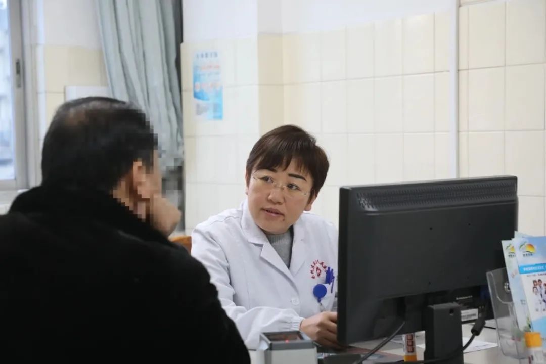 酒后呕吐暗红色液体是不是血,酒后第二天吐血暗红色怎么办