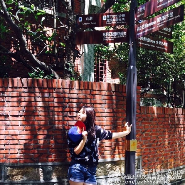 还记得表情包,小女孩模仿妈妈生气皱眉表情包