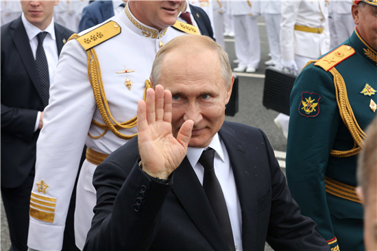 新闻“全欧了”:听说普京最爱成人之美,有人想撸熊猫怎么办