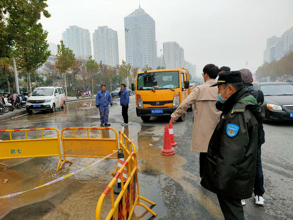 郑州暴雨小区排水管爆裂,水管爆裂成喷泉