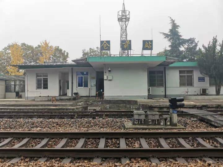 告别宣杭老线|49岁的仓前火车站今天挥手谢幕，它有杭州市区罕见的铁路道口