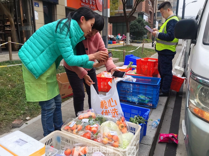 每天只睡三四个小时，营业额一天能上五位数！这门生意一夜爆火！杭州95后夫妻开的店被互联网巨头看上了