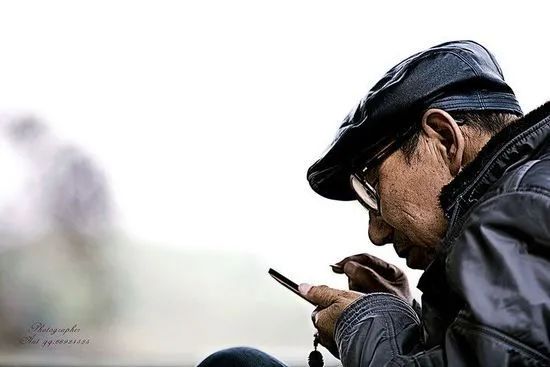 从家里的老人网上购买牛奶谈起：他们是被互联网排除在外的人