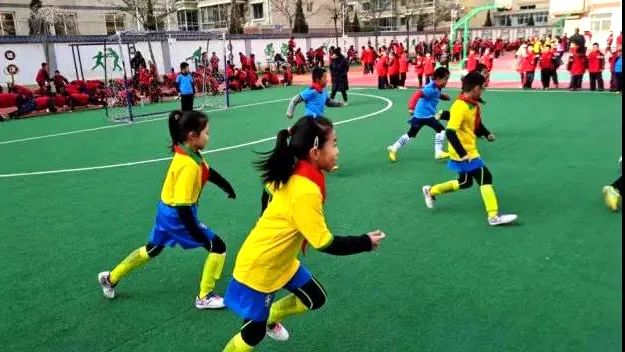 临洮县实验三小校园足球比赛,实验二小踢足球比赛直播