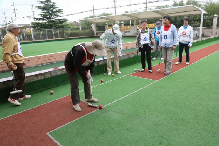 浦锦街道生活日记——“锦”彩群文丨有这么一群活跃在300平米绿茵场上的老小孩以球会友尽显夕阳风采