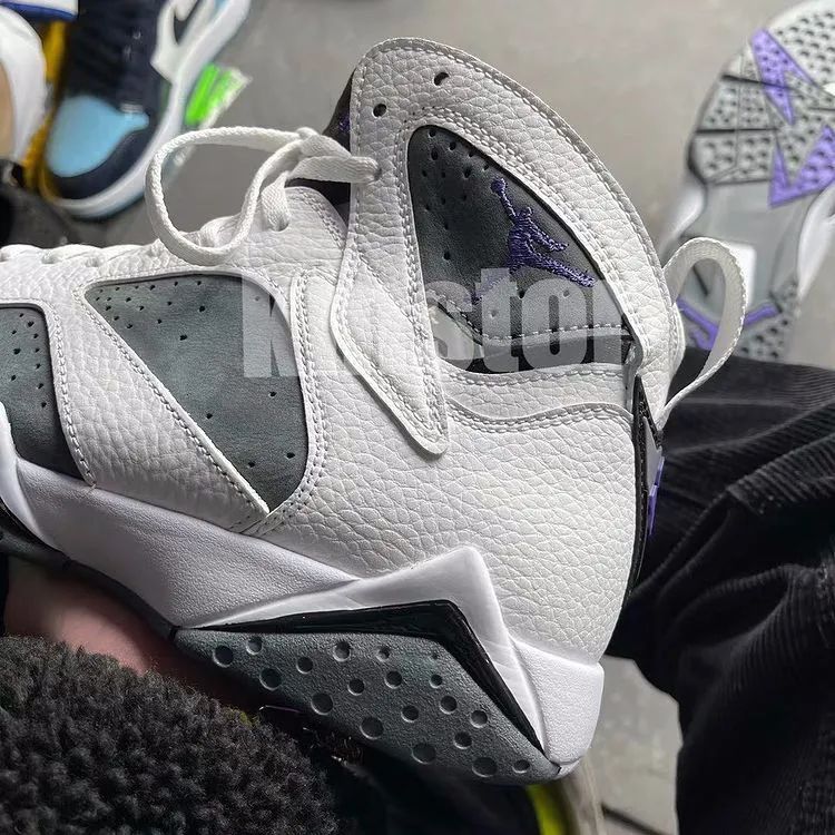 aj球鞋发布消息,红色公牛球鞋aj5