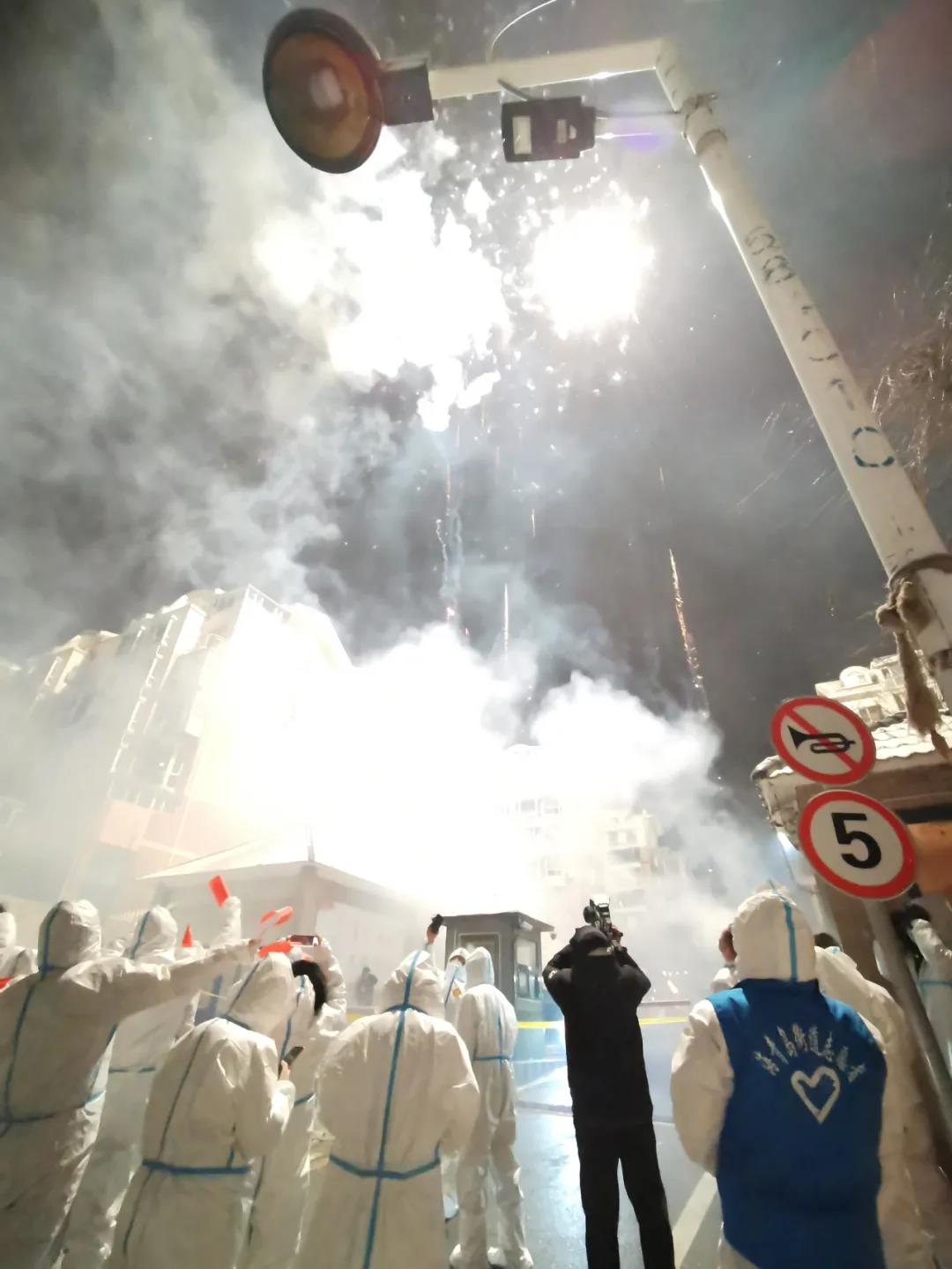 8345人，22天！凌晨直击格林小镇“解封”