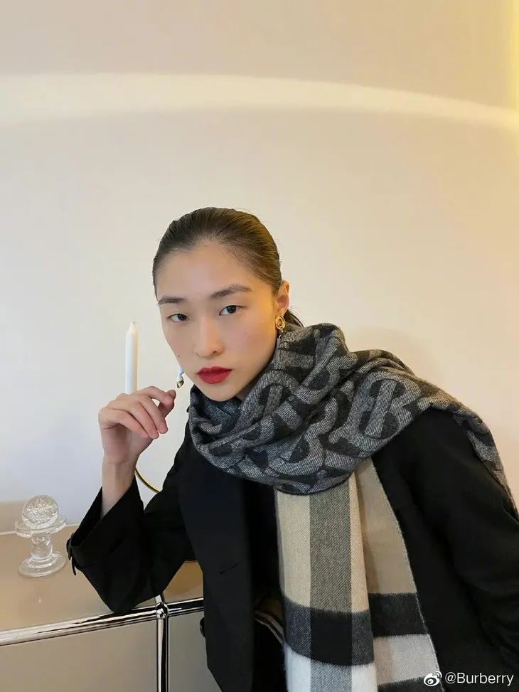 配饰狂|程潇的大牌围巾，logo特大但不显老