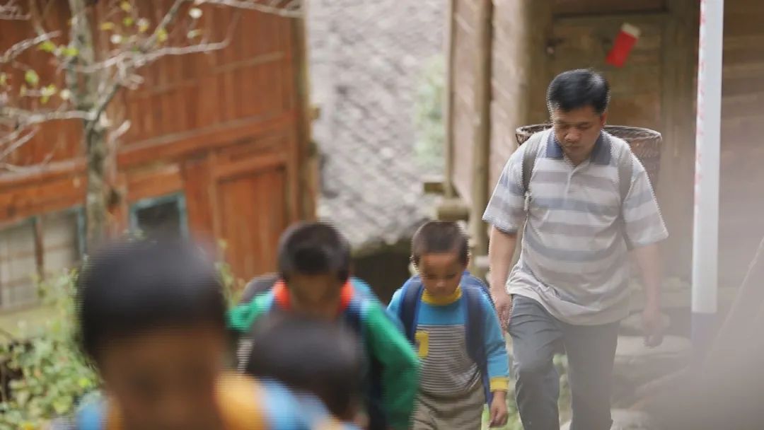 教师坚守初心牢记使命,不忘教师初心坚守三尺讲台