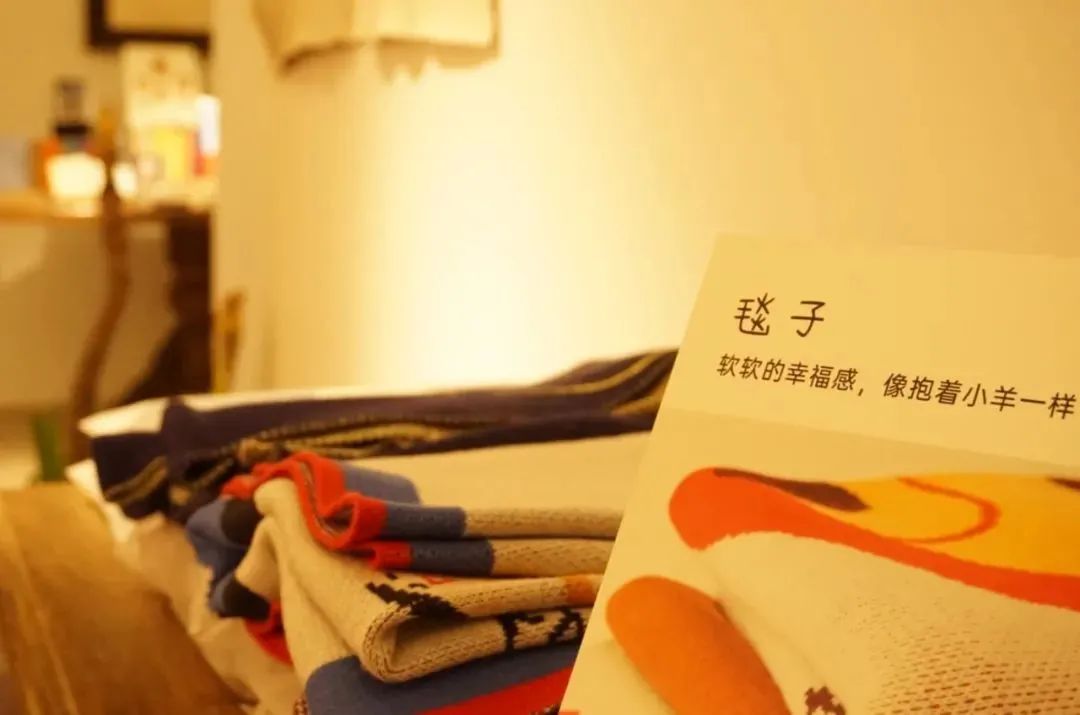 你家楼下的免费展览空间，晒着暖烘烘的太阳散步去吧