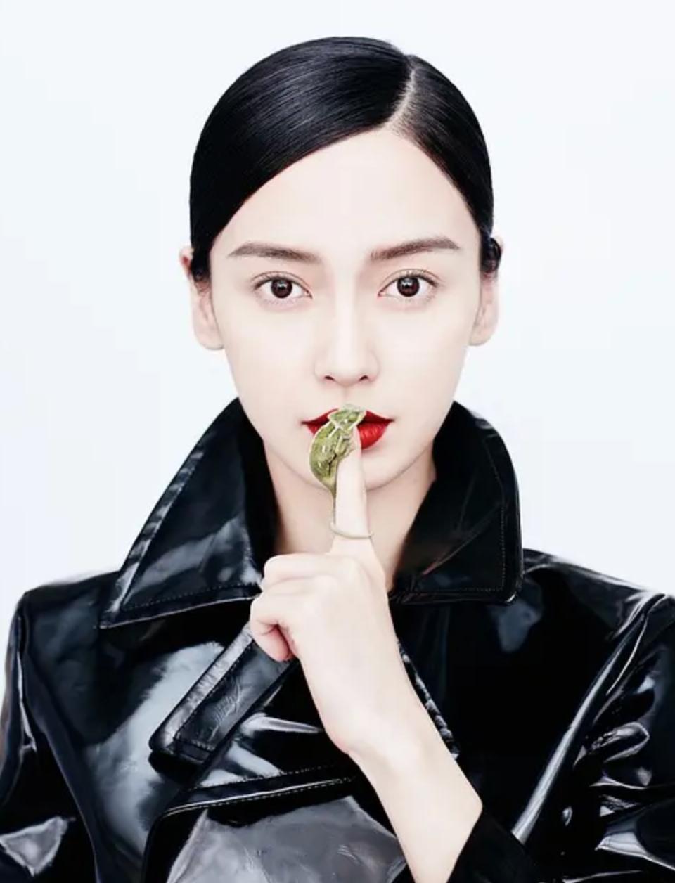 邓紫棋以前穿皮裤的造型,邓紫棋穿粉皮裤的照片