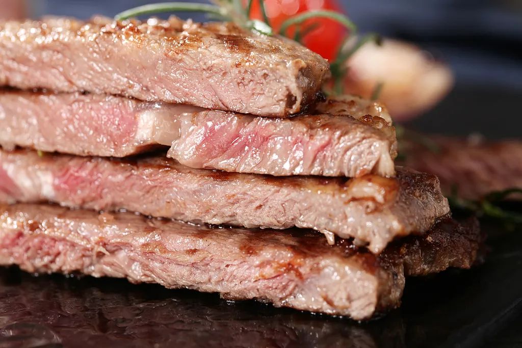 胶水粘的牛排,10块钱一块的圆形牛排