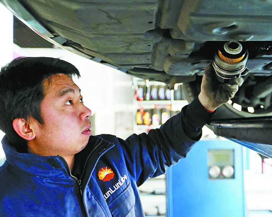 车跑了4千公里机油变黑怎么回事,摩托车机油变黑不换有什么后果