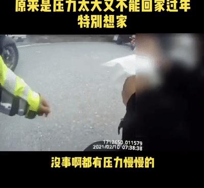 两个大男人街头上演“爱的抱抱”？一句话戳心了……