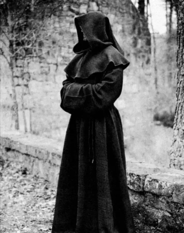 卫衣季节,秋季潮搭连帽卫衣尽显青春活力感