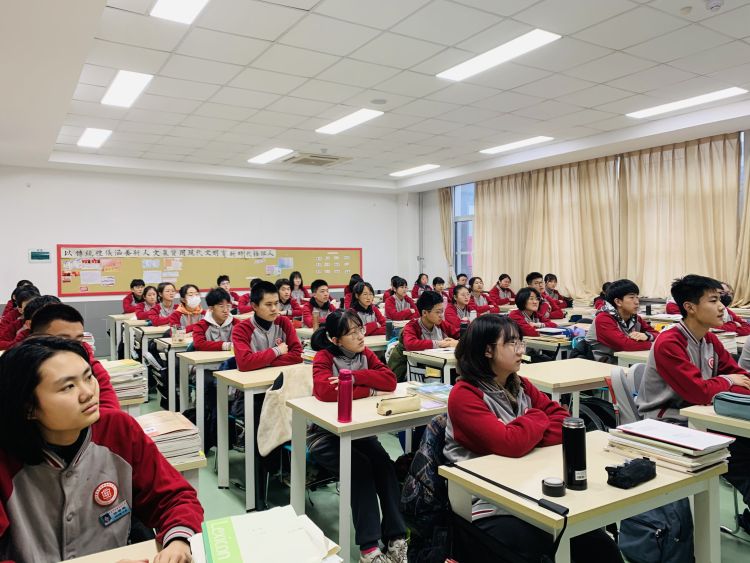 岛城学子“犇”向新学期，开学第一课传递满满正能量