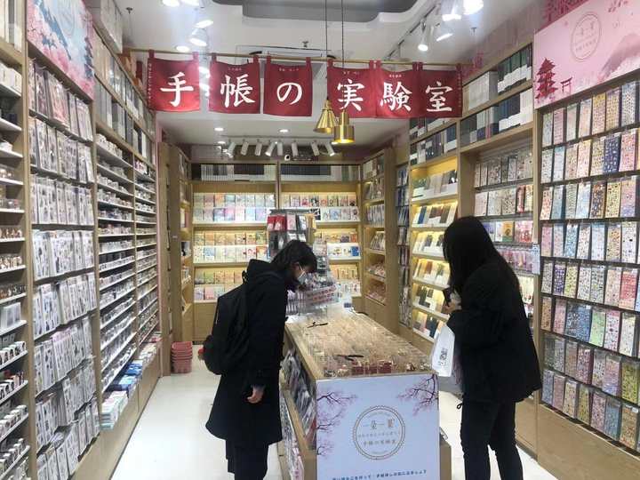 有人为此一年花五六千元！这花里胡哨的小本子，到底有啥魅力