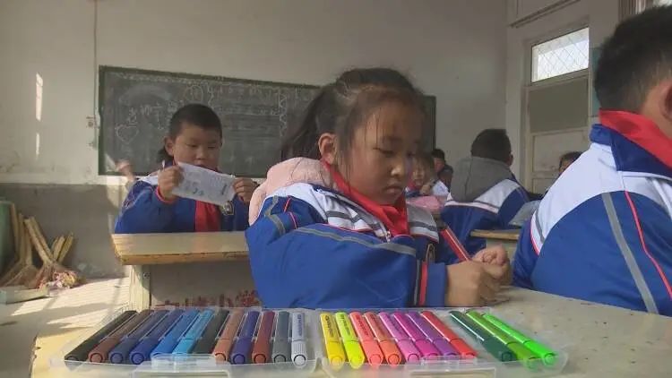 这一天，他们全部用上了新书包新文具