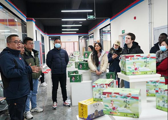 “解码幸福阿坝外国友人脱贫攻坚采风行”活动成功举行