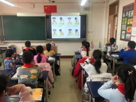 认真做眼操保护好眼睛,做好眼保健操爱护自己的眼睛