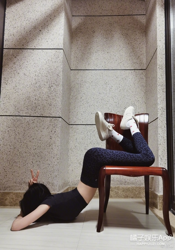 杨幂漫画腰事件慌忙道歉,杨幂挑战漫画腰道歉