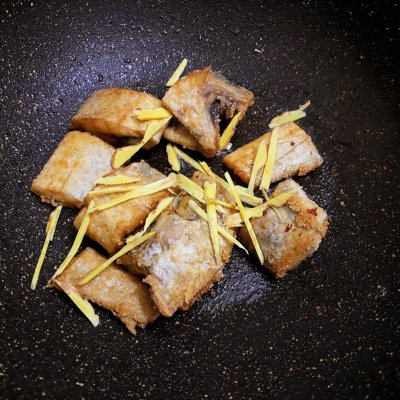 老妈烧的正宗家常菜,老妈教你烧带鱼