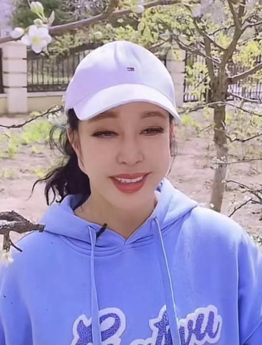 刘晓庆面容苍老遮脸,71岁刘晓庆素颜照片图文