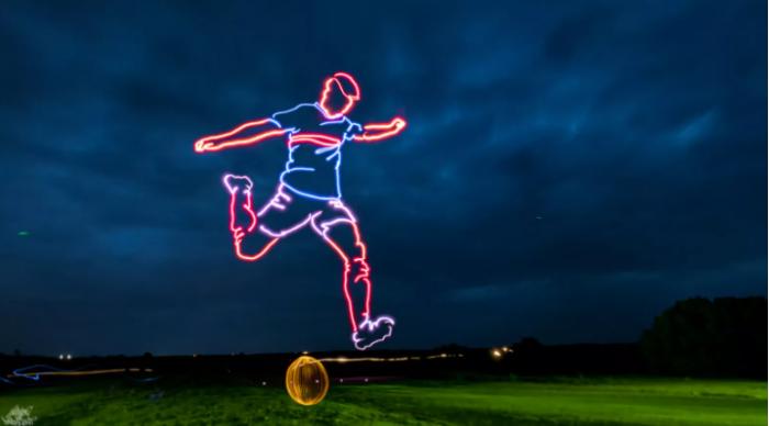 艺术家FrodoÁlvarez仅用五架无人机就创造了巨大的“天空画”