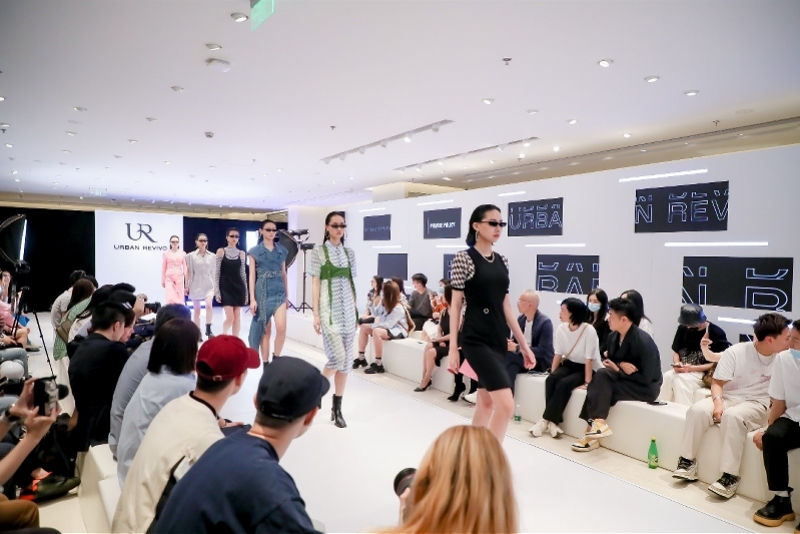 UR设计师联名系列裙装广州发布，周笔畅谈当代女性多元审美