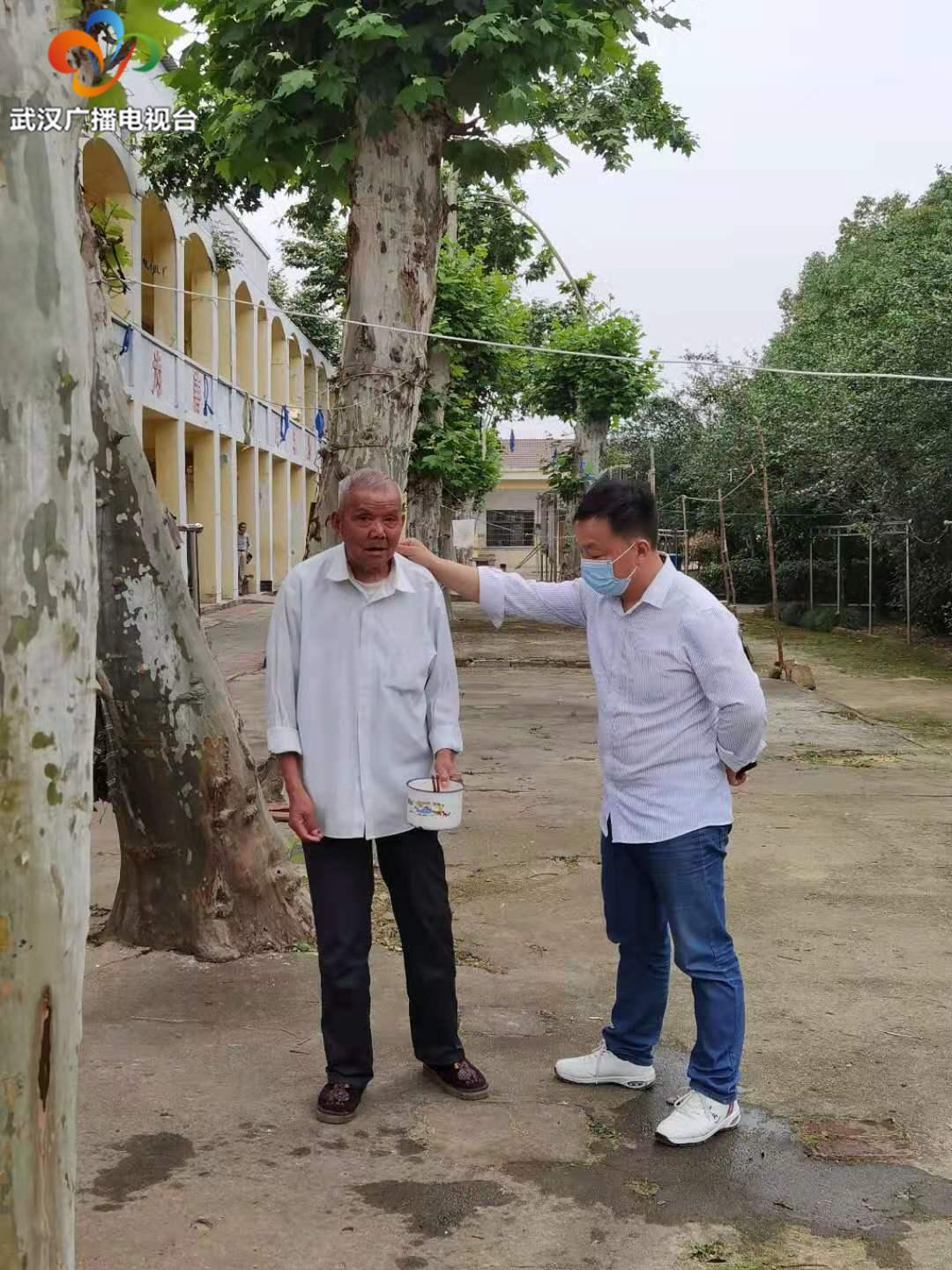 从农村福利院“孝心院长”到下乡走访特困，他是民政工作中的“孺子牛”