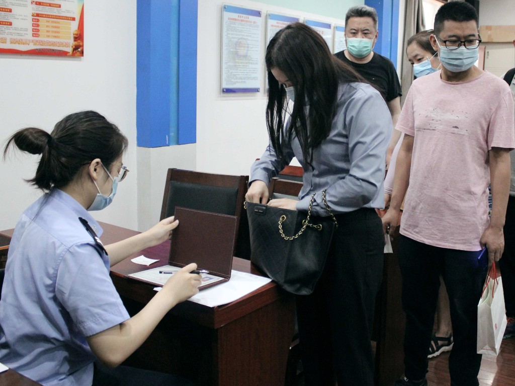 探访西安市业务量最大的户籍室*证办**照片“多拍优选”