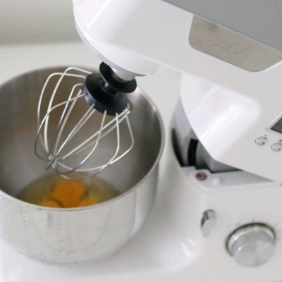 今天来做个足球翻糖蛋糕,早上来一碗红糖鸡蛋