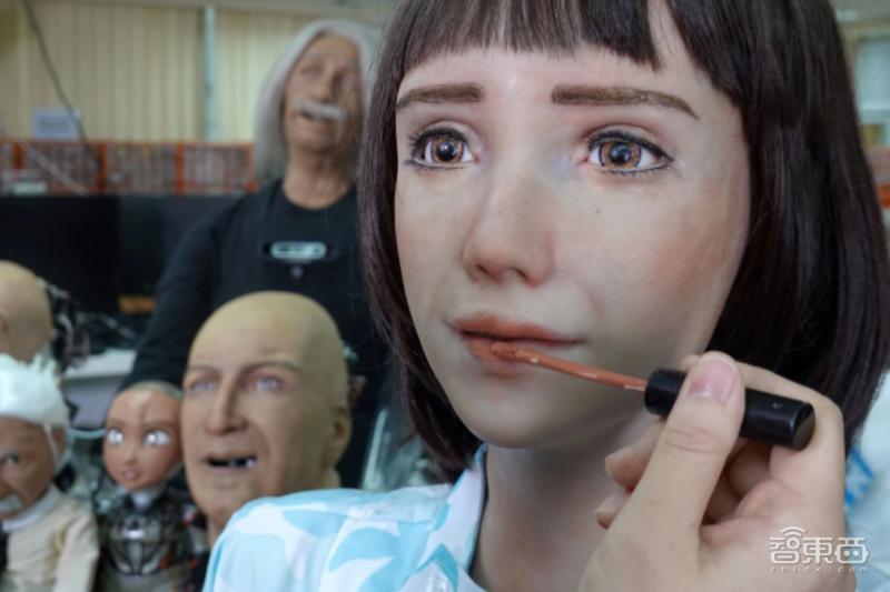 能做表情能“话疗”，会说粤语的医护机器人“格蕾丝”助阵医疗前线