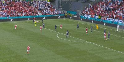 突发！欧洲杯惊魂13分钟，丹麦“爱神”突然倒地！队医狂奔进场紧急心脏抢救，目前已能正常交流！张康阳送祝福，网友：本届最佳扑救