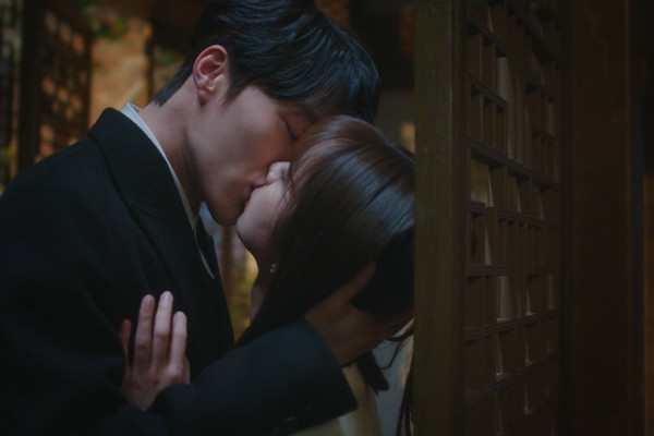 雷／张基龙、惠利公开恋情！「你现在危险了」抱上床三段式接吻