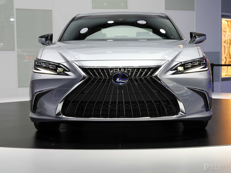 新款起亚嘉华实车曝光,2022丰田皇冠陆放豪华版图片