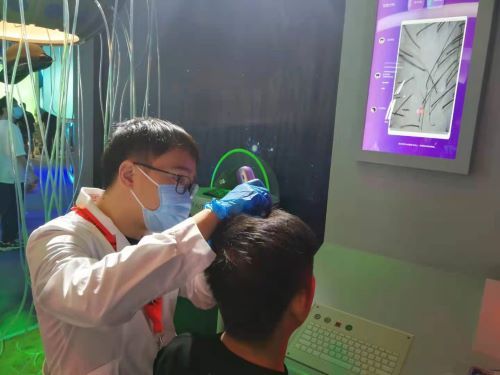 可思美携“绿光生发帽”等黑科技产品亮相淘宝造物节