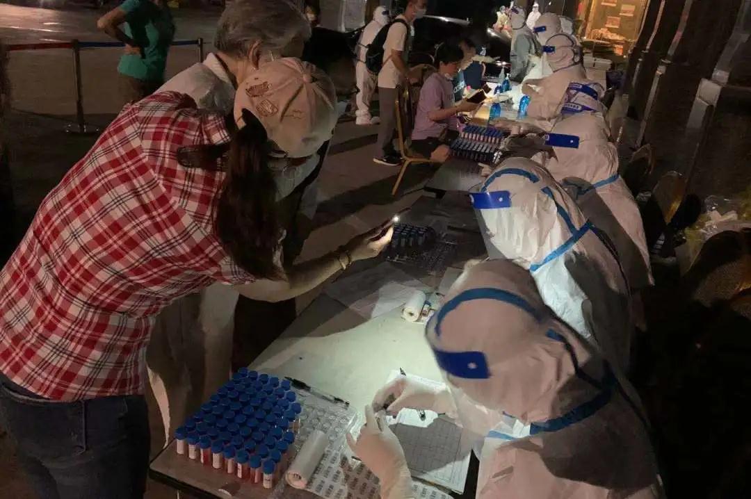 核酸检测医护人员深夜忙,医护人连夜给他们做核酸检测