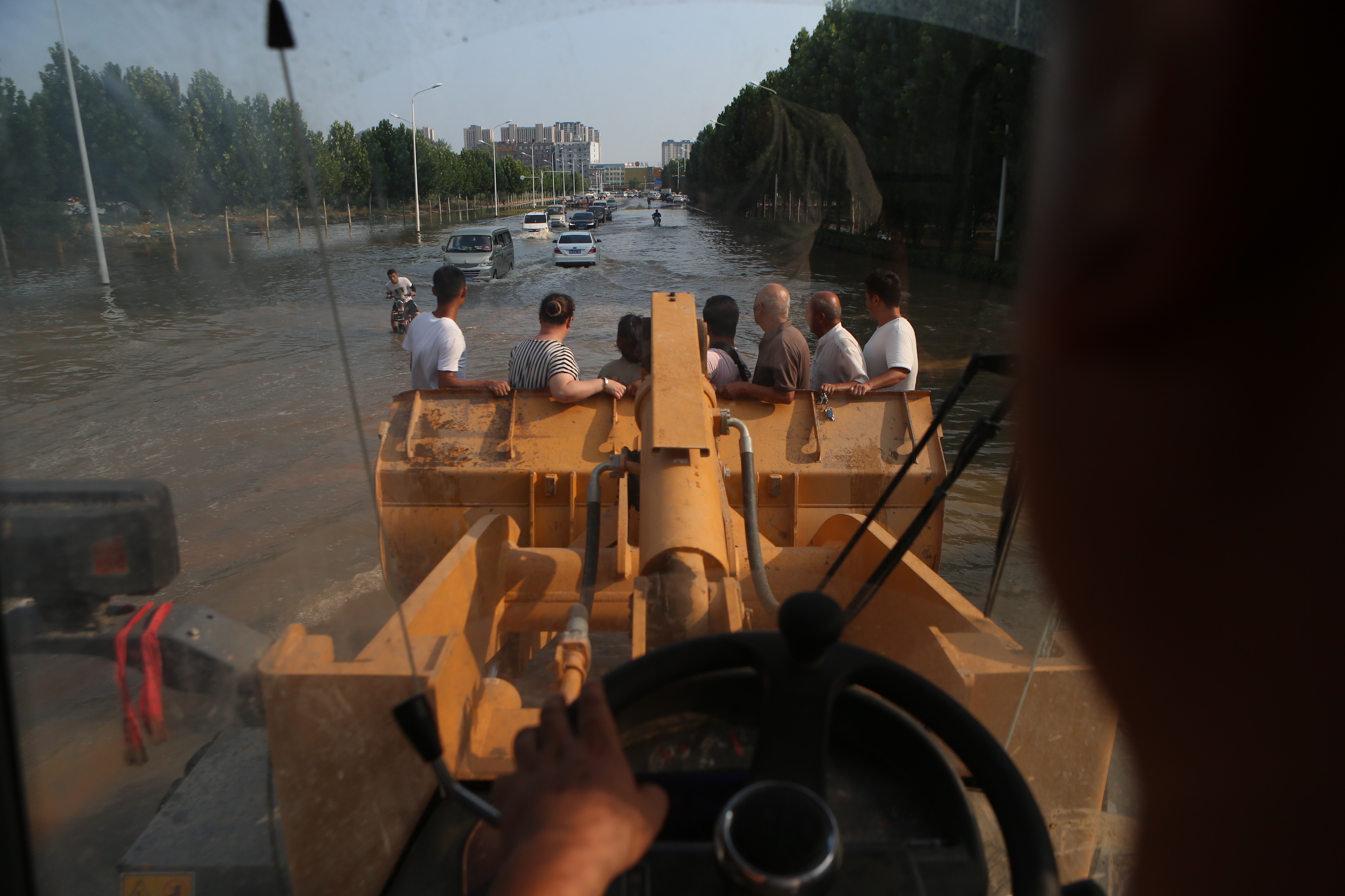 铲车英雄刘兵,铲车英雄刘松峰采访