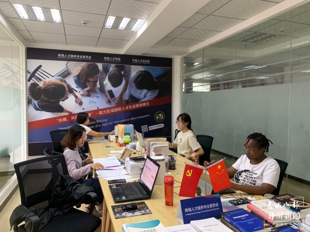 360行新体验｜外籍留学生在昆创业，要把“家里”的宝石卖到中国