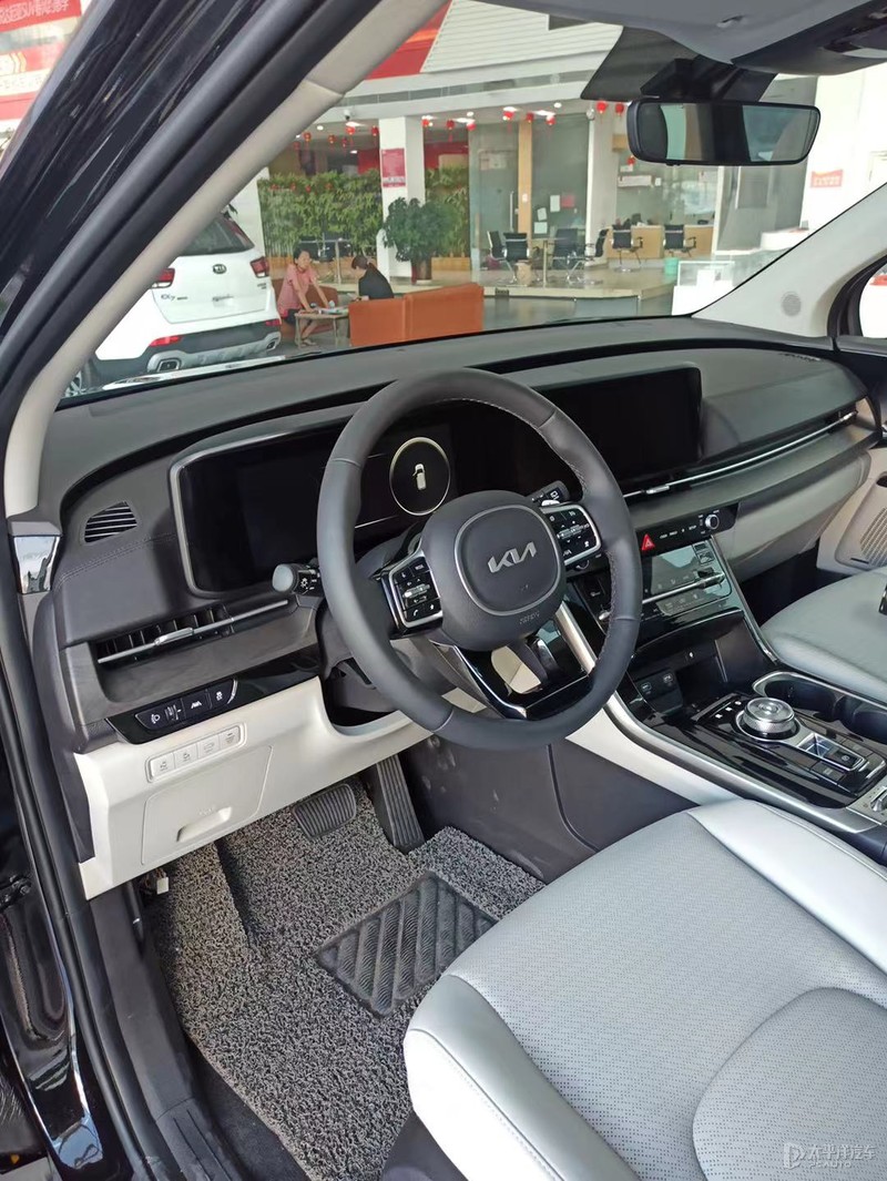 新款起亚嘉华实车曝光,2022丰田皇冠陆放豪华版图片