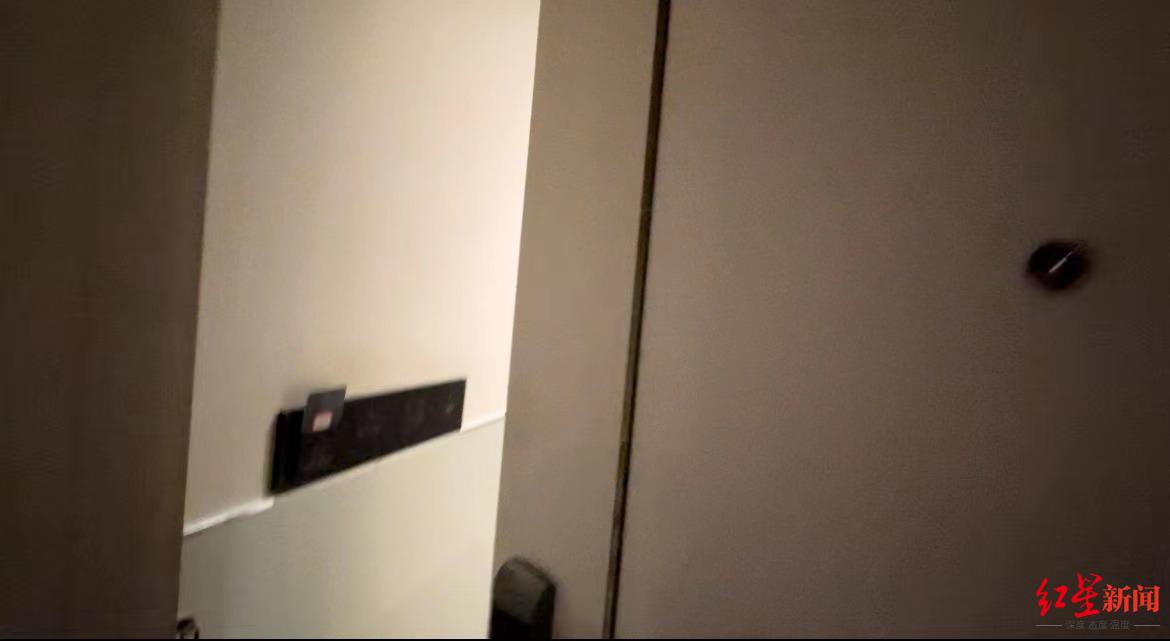 女住客独自登记入住，陪同男性能补办一张房卡吗？我们暗访了三家酒店，有一家两分钟就给办了