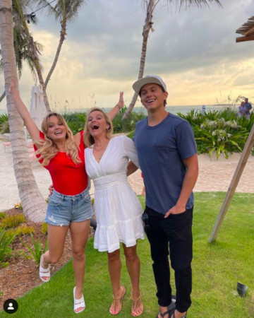 瑞丝薇斯朋同框21岁女儿「神复制样貌」网惊：根本双胞胎