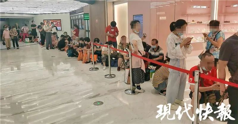 网红奶茶店每天雇100人排队,南京网红代购