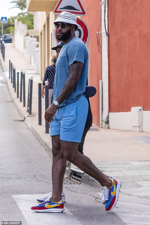 享受生活！媒体晒詹姆斯前天在科西嘉岛品尝冰淇淋度假照