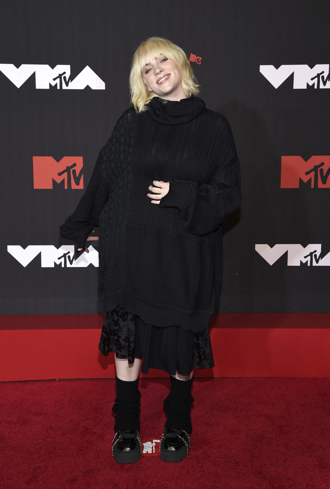 VMA万人参与明星无罩上阵！梅根福克斯「内衣薄纱」黏男友亮相